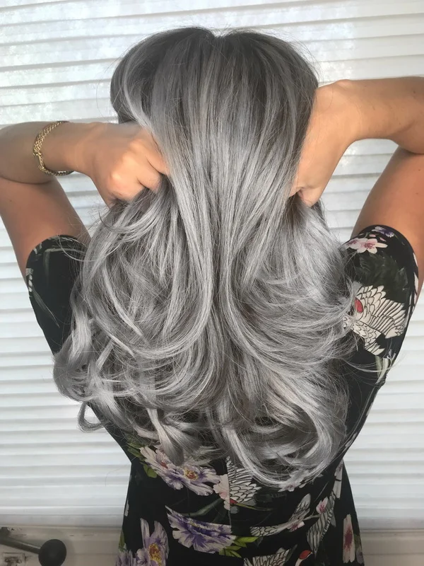 Granny Hair — trendiges Silbergrau