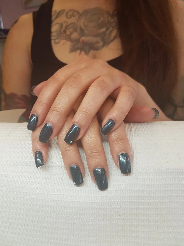Nails Petrol — professionelle Nagelverlängerung