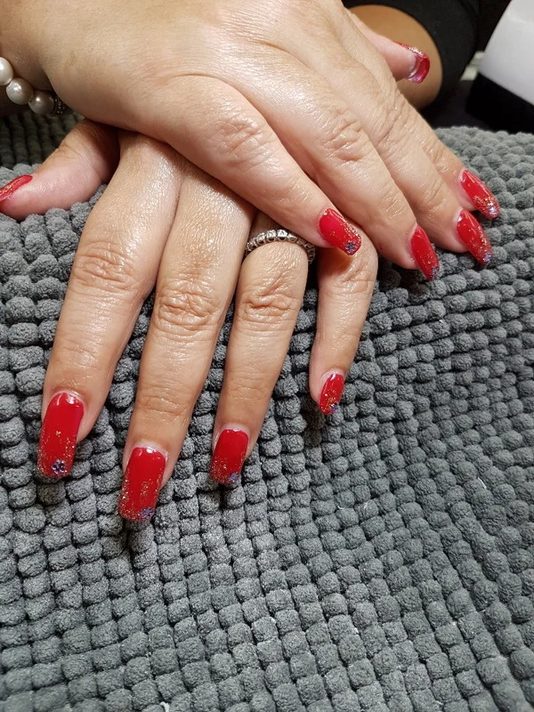 Nails Red — klassisches Rot